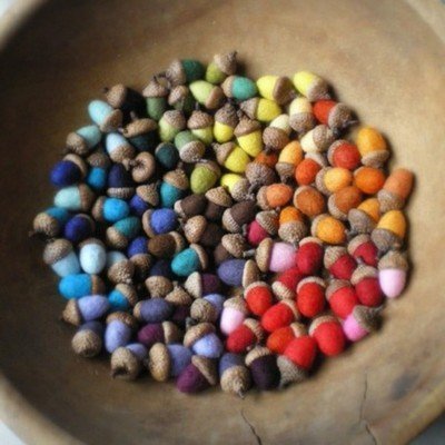 DIY: Gekleurde herfsteikeltjes van wol (Do It Yourself)