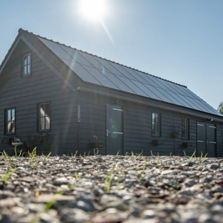 De veelzijdige mogelijkheden van een luxe houten schuur met zonnepanelen