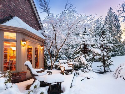 Met deze aanpassingen zorg je ervoor dat je ook in de winter van je tuin kunt genieten (Terras en verlichting)